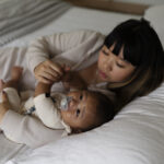 新生児が寝ないのは普通？夜通し起きる理由と解決策